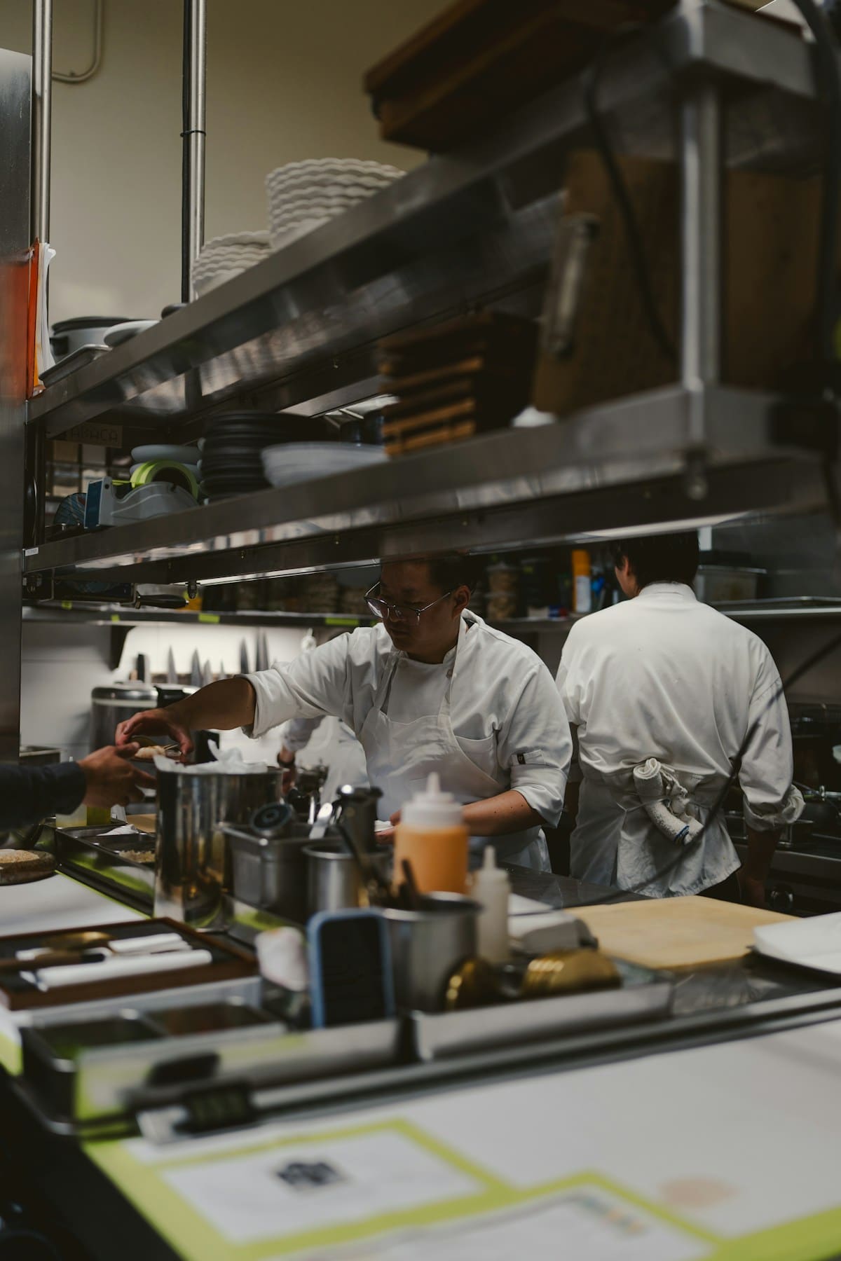 Brigade au travail en cuisine professionnelle