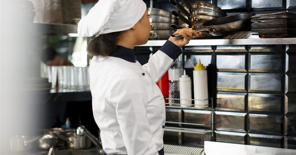 Cuisinière remettant sa cuisine en route avant la rentrée
