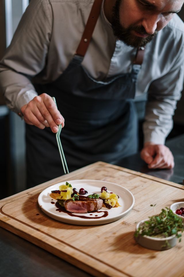 Chef qui dresse une assiette