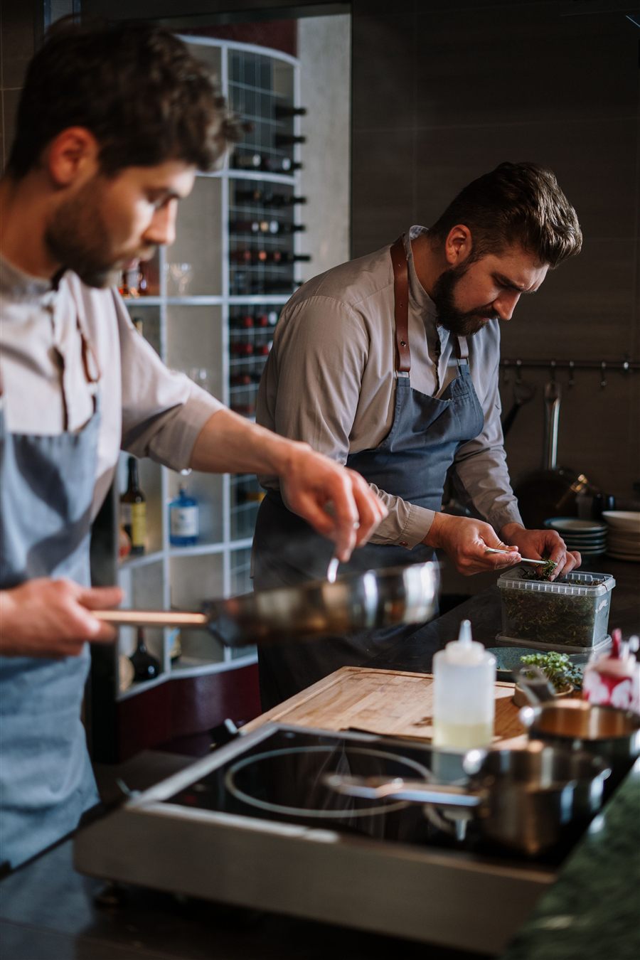 Deux cuisiniers en pleine préparation