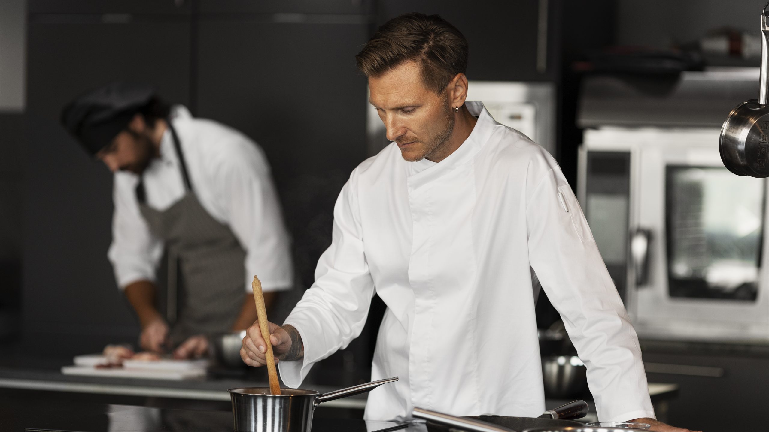 Chef en cuisine professionnelle, en plein service
